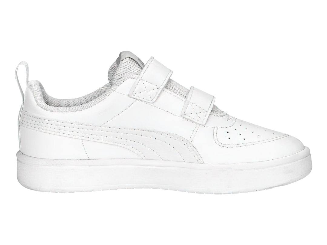 Tenis PUMA Rickie V para niño en color blanco con cierre de velcro y suela blanca.