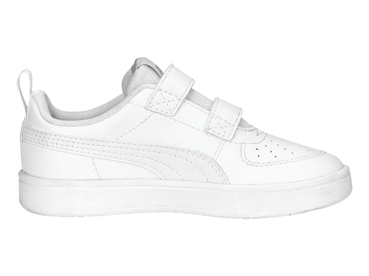 Tenis PUMA Rickie V para niño en color blanco con cierre de velcro y suela blanca.