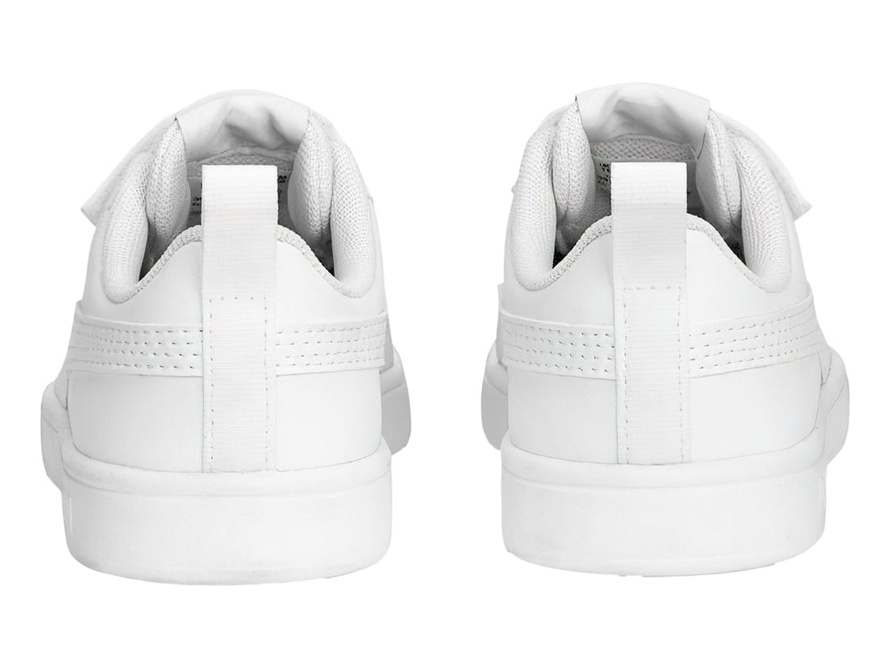 Tenis PUMA Rickie V para niño en color blanco con cierre de velcro y suela blanca.