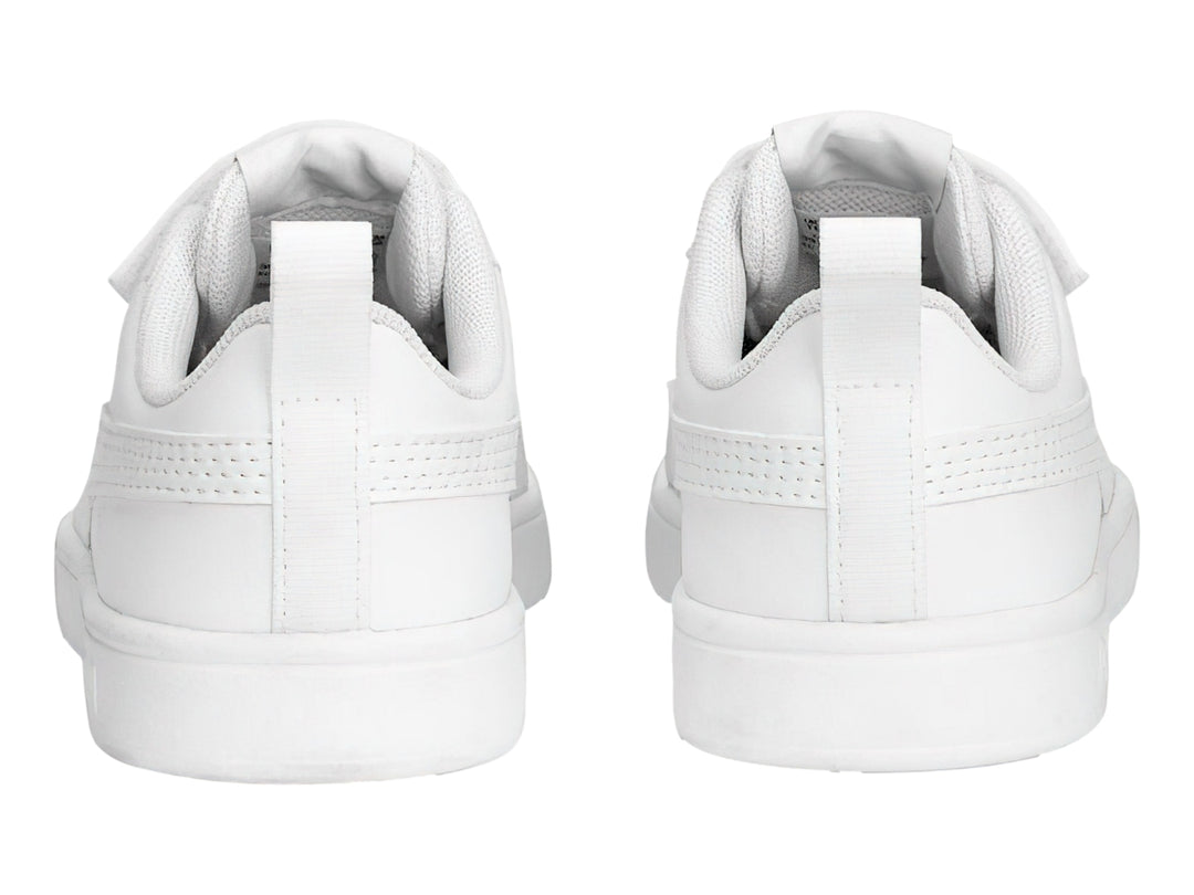 Tenis PUMA Rickie V para niño en color blanco con cierre de velcro y suela blanca.