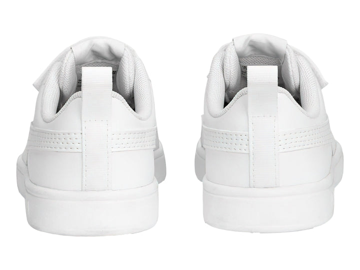 Tenis PUMA Rickie V para niño en color blanco con cierre de velcro y suela blanca.