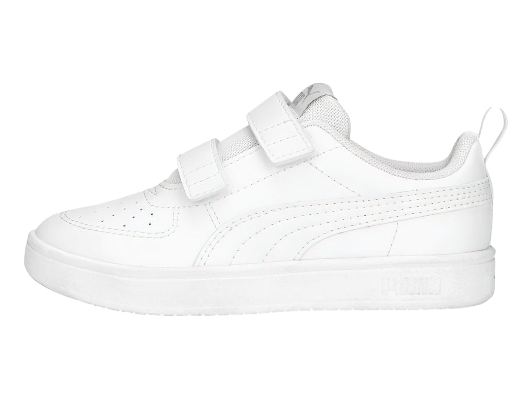 Tenis PUMA Rickie V para niño en color blanco con cierre de velcro y suela blanca.