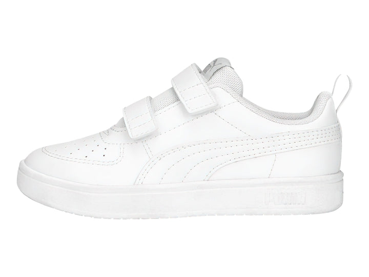 Tenis PUMA Rickie V para niño en color blanco con cierre de velcro y suela blanca.