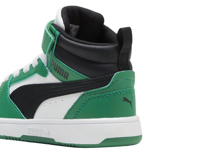 Tenis PUMA Rebound V6 Mid AC+PS en colores blanco, verde y negro con cierre de velcro y cordones.