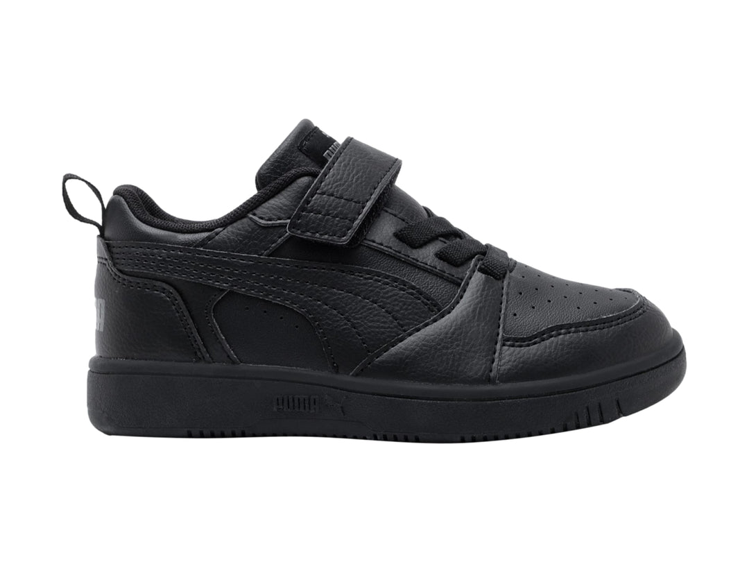 Tenis PUMA Rebound V6 Lo AC+PS en color negro total con cierre de velcro y cordones para niño.