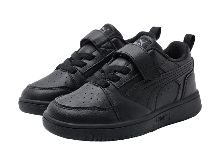 Tenis PUMA Rebound V6 Lo AC+PS en color negro total con cierre de velcro y cordones para niño.