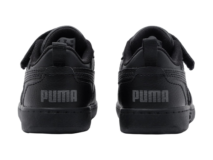 Tenis PUMA Rebound V6 Lo AC+PS en color negro total con cierre de velcro y cordones para niño.