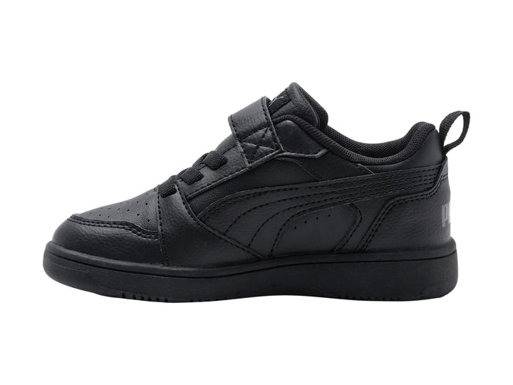 Tenis PUMA Rebound V6 Lo AC+PS en color negro total con cierre de velcro y cordones para niño.