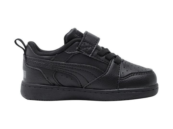 Tenis PUMA negros para niño, modelo Rebound V6 Lo, con cierre de velcro y agujetas.