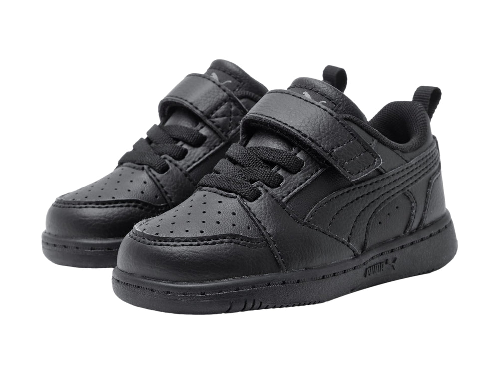 Tenis PUMA negros para niño, modelo Rebound V6 Lo, con cierre de velcro y agujetas.