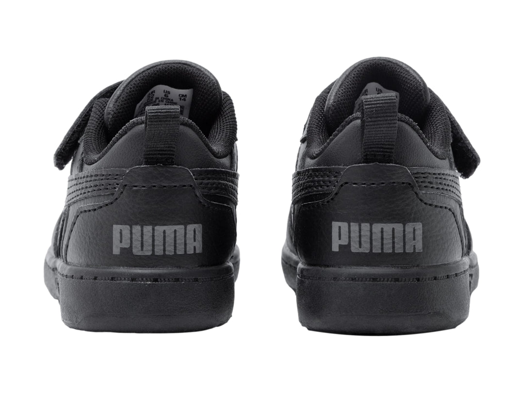 Tenis PUMA negros para niño, modelo Rebound V6 Lo, con cierre de velcro y agujetas.