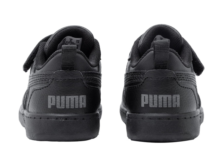 Tenis PUMA negros para niño, modelo Rebound V6 Lo, con cierre de velcro y agujetas.