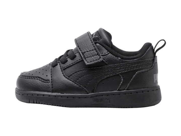 Tenis PUMA negros para niño, modelo Rebound V6 Lo, con cierre de velcro y agujetas.
