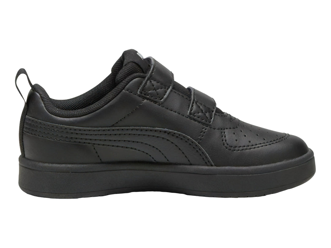 Tenis PUMA Rickie V para niño en color negro total con cierre de velcro y suela a juego.