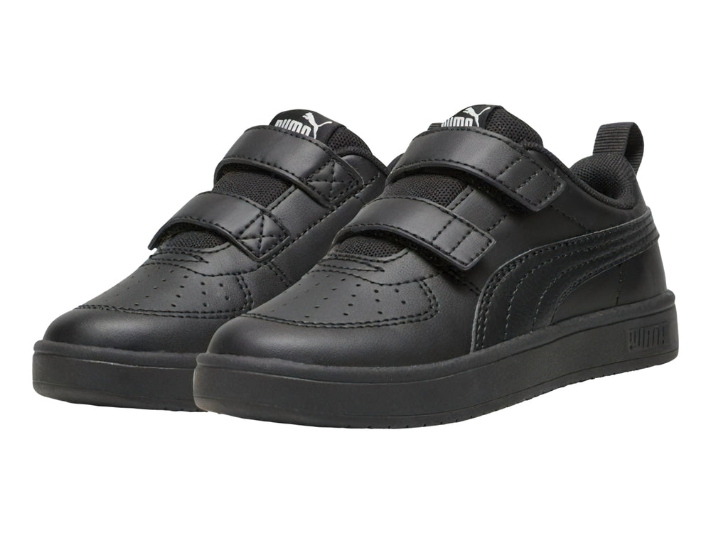 Tenis PUMA Rickie V para niño en color negro total con cierre de velcro y suela a juego.