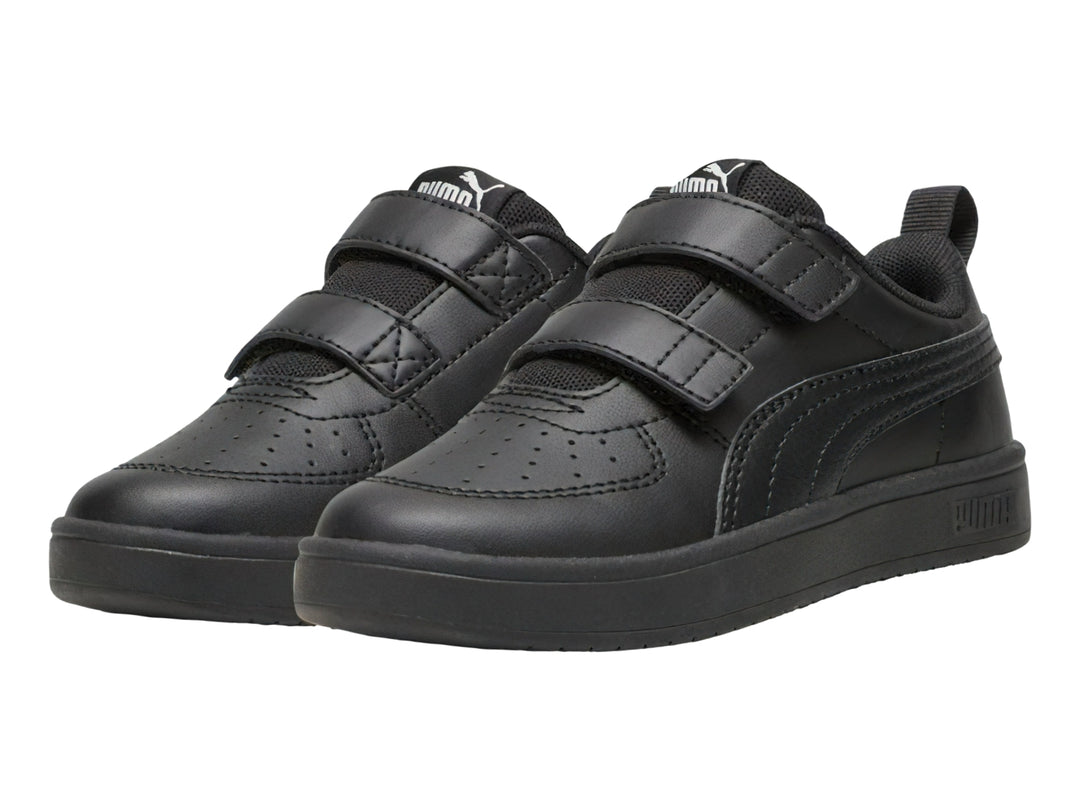 Tenis PUMA Rickie V para niño en color negro total con cierre de velcro y suela a juego.