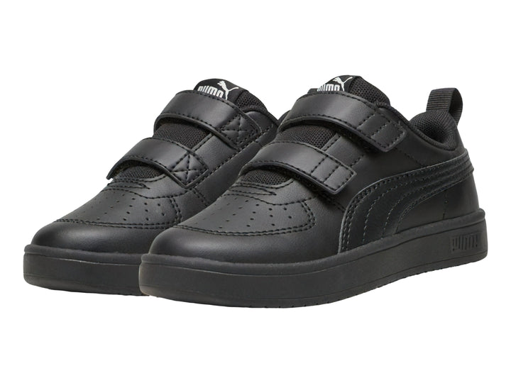 Tenis PUMA Rickie V para niño en color negro total con cierre de velcro y suela a juego.