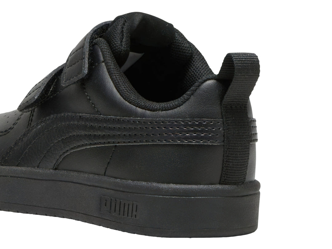 Tenis PUMA Rickie V para niño en color negro total con cierre de velcro y suela a juego.
