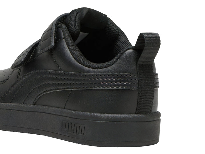 Tenis PUMA Rickie V para niño en color negro total con cierre de velcro y suela a juego.