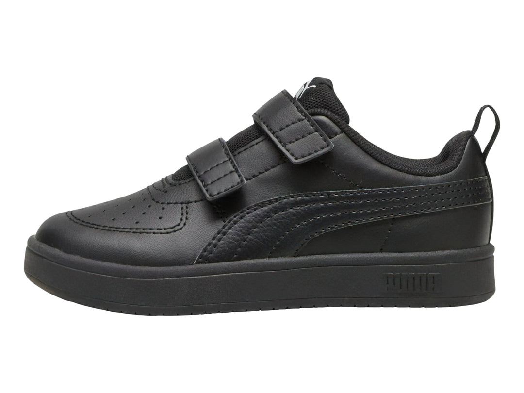 Tenis PUMA Rickie V para niño en color negro total con cierre de velcro y suela a juego.