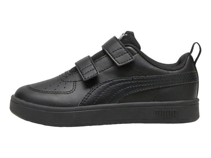 Tenis PUMA Rickie V para niño en color negro total con cierre de velcro y suela a juego.