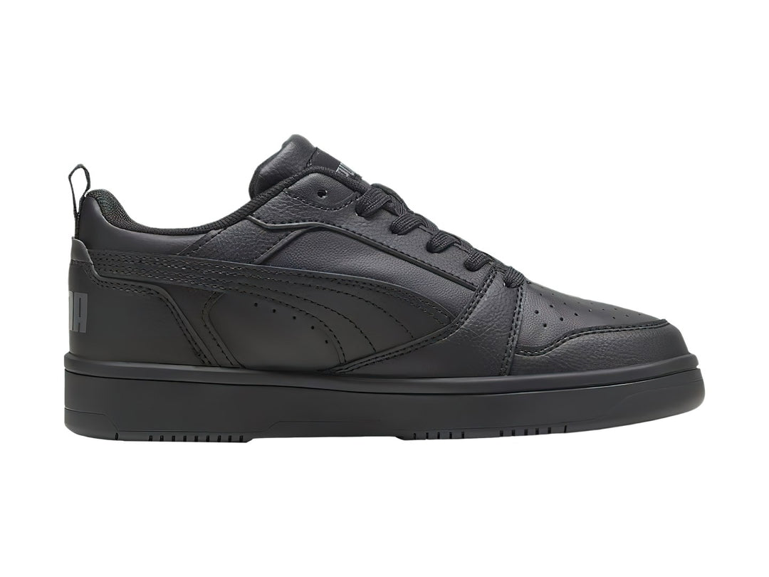 Tenis PUMA Rebound V6 Lo JR color negro, diseño de corte bajo con cordones y suela plana.