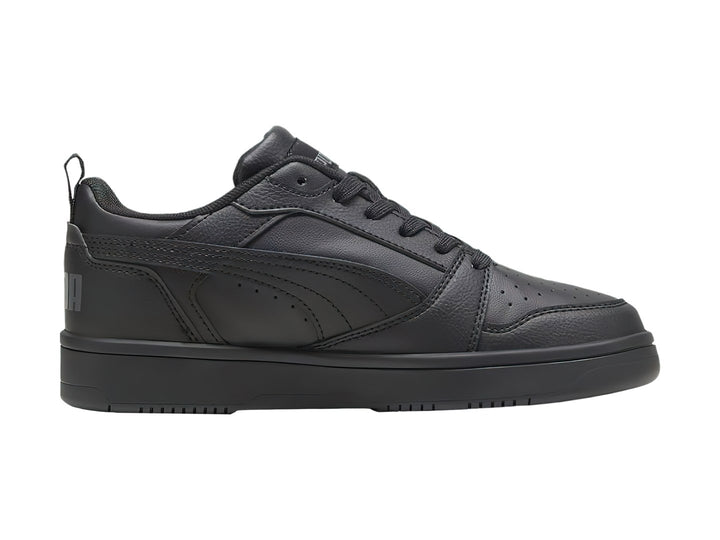 Tenis PUMA Rebound V6 Lo JR color negro, diseño de corte bajo con cordones y suela plana.