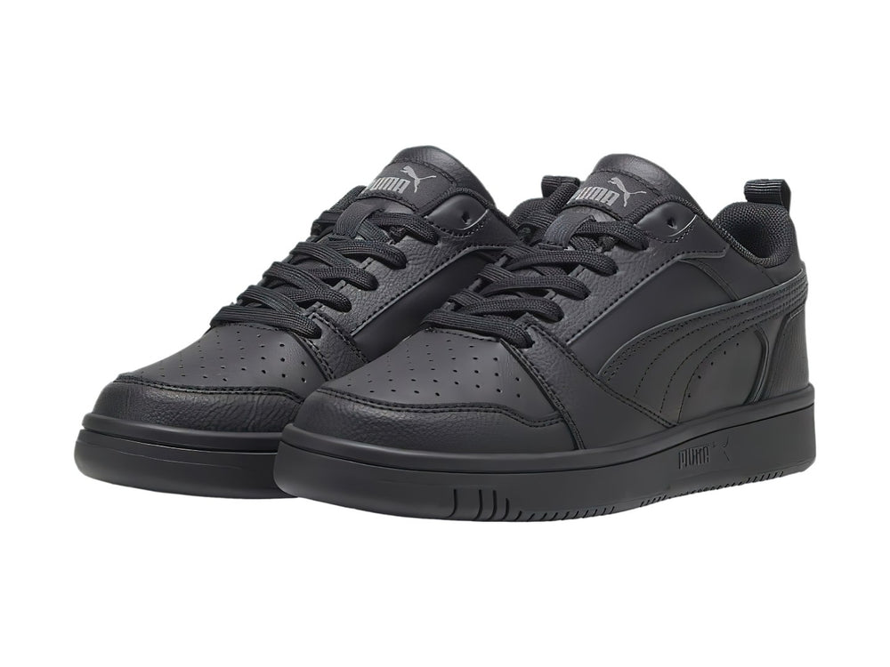 Tenis PUMA Rebound V6 Lo JR color negro, diseño de corte bajo con cordones y suela plana.