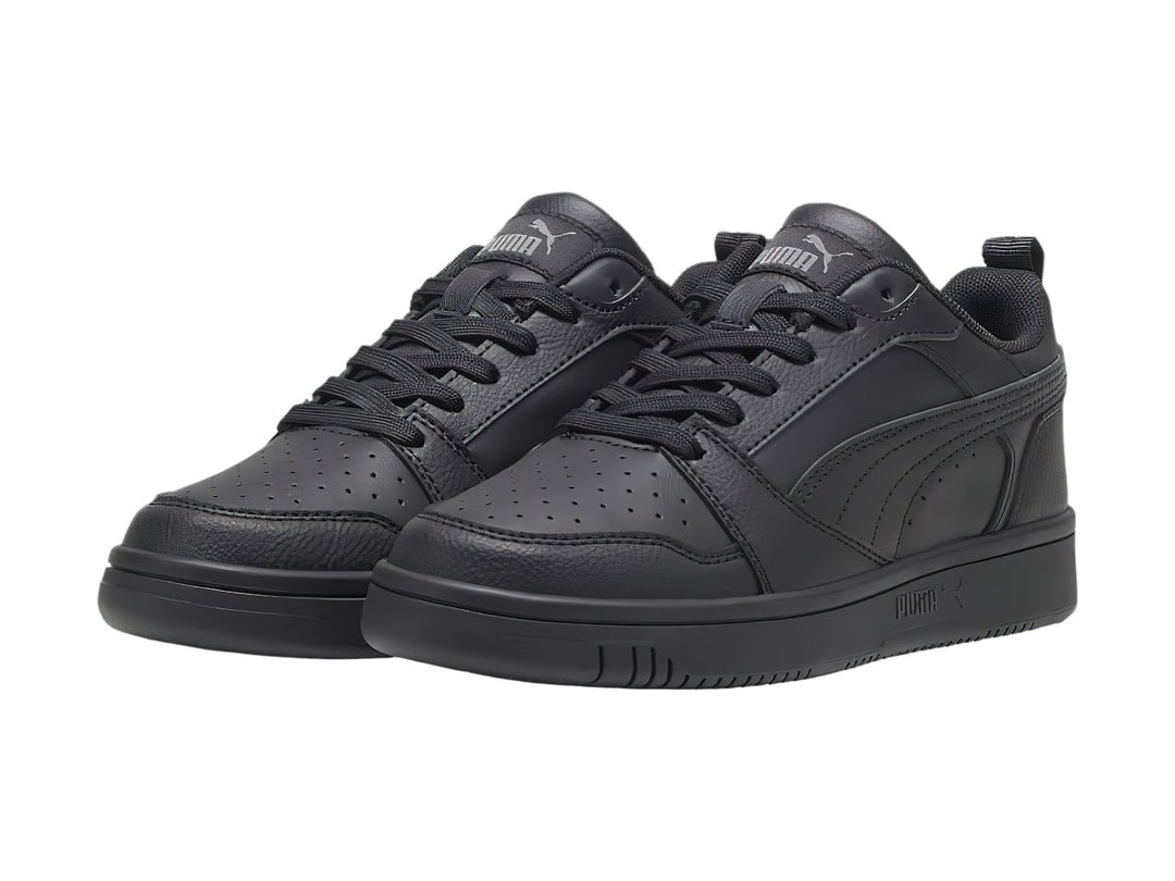 Tenis PUMA Rebound V6 Lo JR color negro, diseño de corte bajo con cordones y suela plana.
