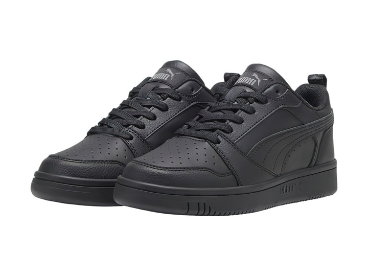 Tenis PUMA Rebound V6 Lo JR color negro, diseño de corte bajo con cordones y suela plana.