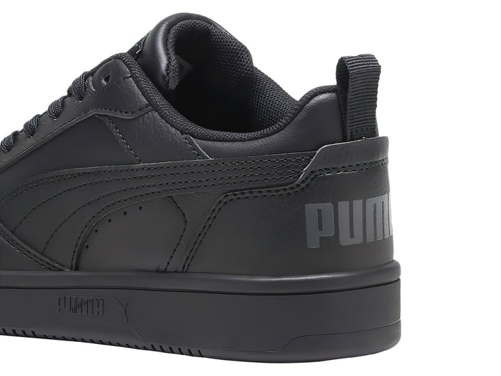 Tenis PUMA Rebound V6 Lo JR color negro, diseño de corte bajo con cordones y suela plana.