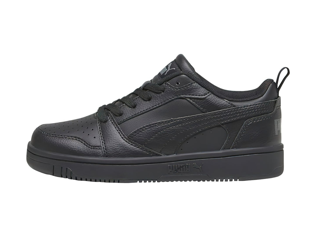 Tenis PUMA Rebound V6 Lo JR color negro, diseño de corte bajo con cordones y suela plana.