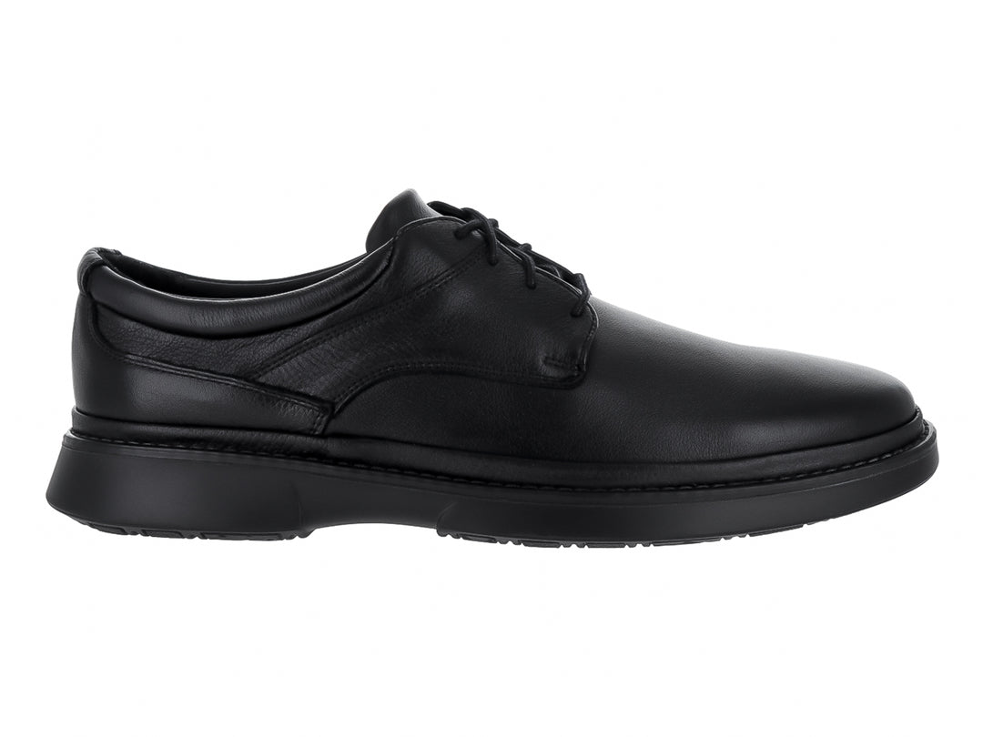 Zapato formal de cuero color negro con cordones y suela robusta para hombre.