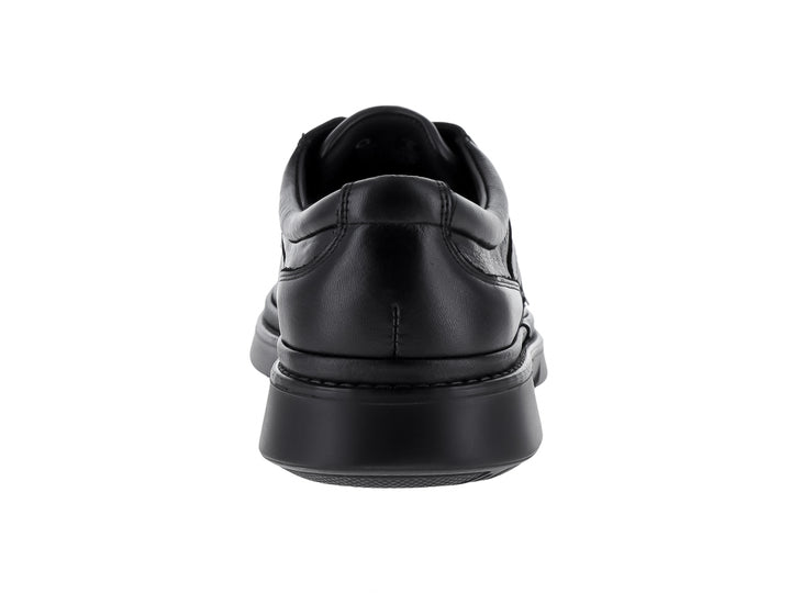 Zapato formal de cuero color negro con cordones y suela robusta para hombre.