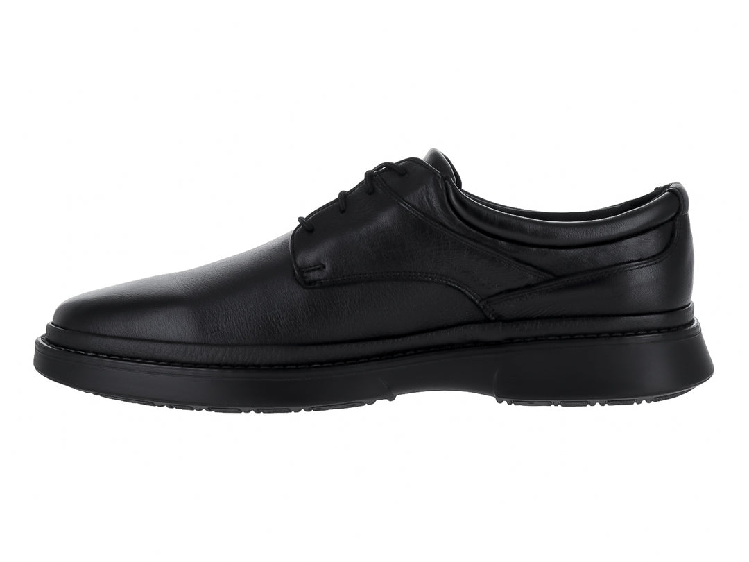 Zapato formal de cuero color negro con cordones y suela robusta para hombre.