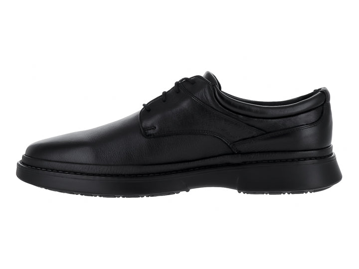 Zapato formal de cuero color negro con cordones y suela robusta para hombre.