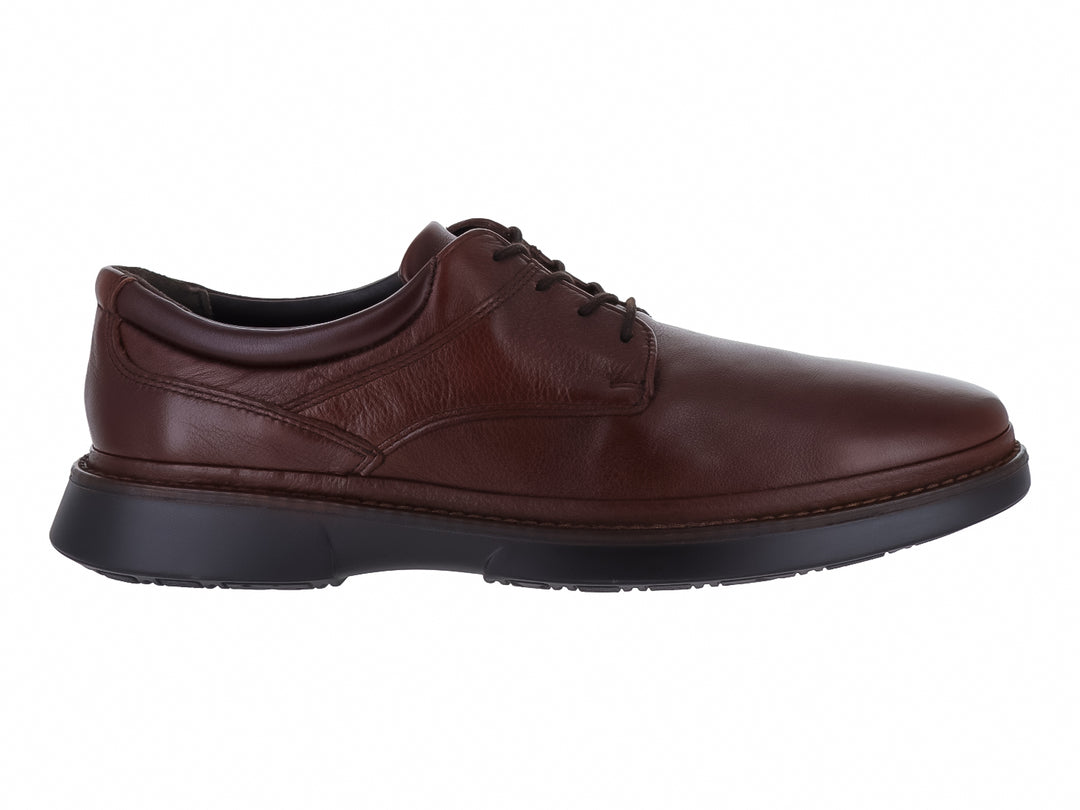 Zapato casual de cuero color café con cordones y suela negra.