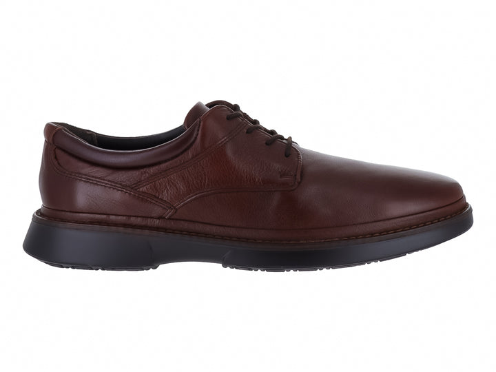 Zapato casual de cuero color café con cordones y suela negra.
