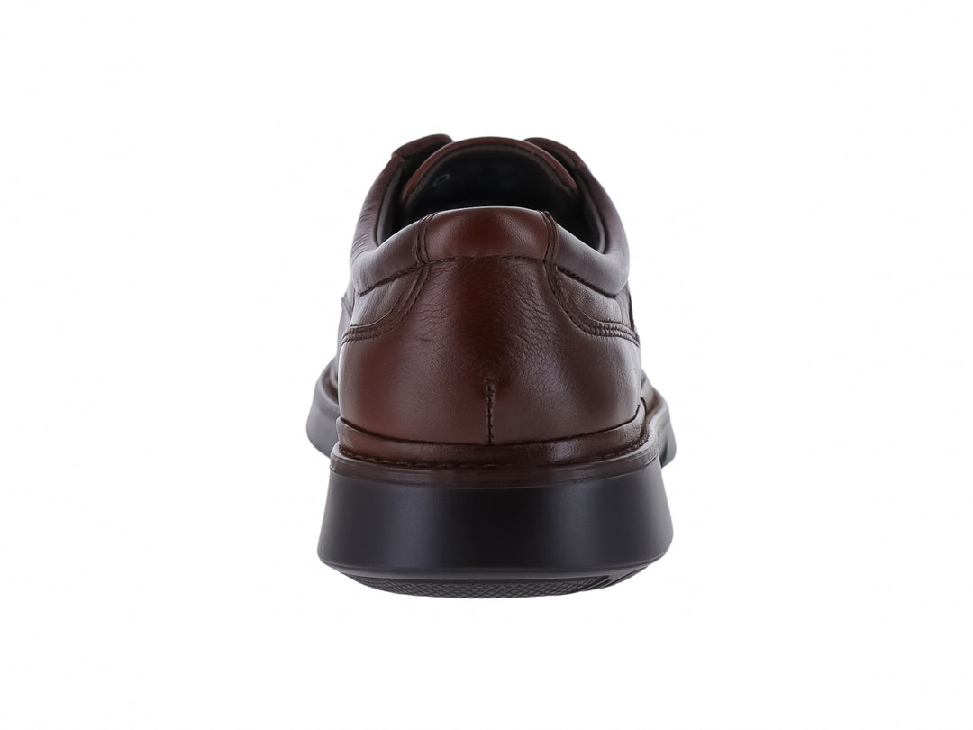 Zapato casual de cuero color café con cordones y suela negra.