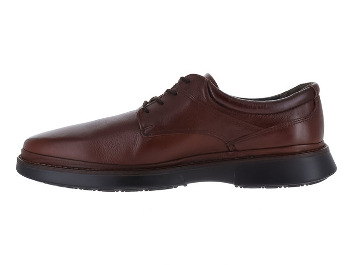 Zapato casual de cuero color café con cordones y suela negra.
