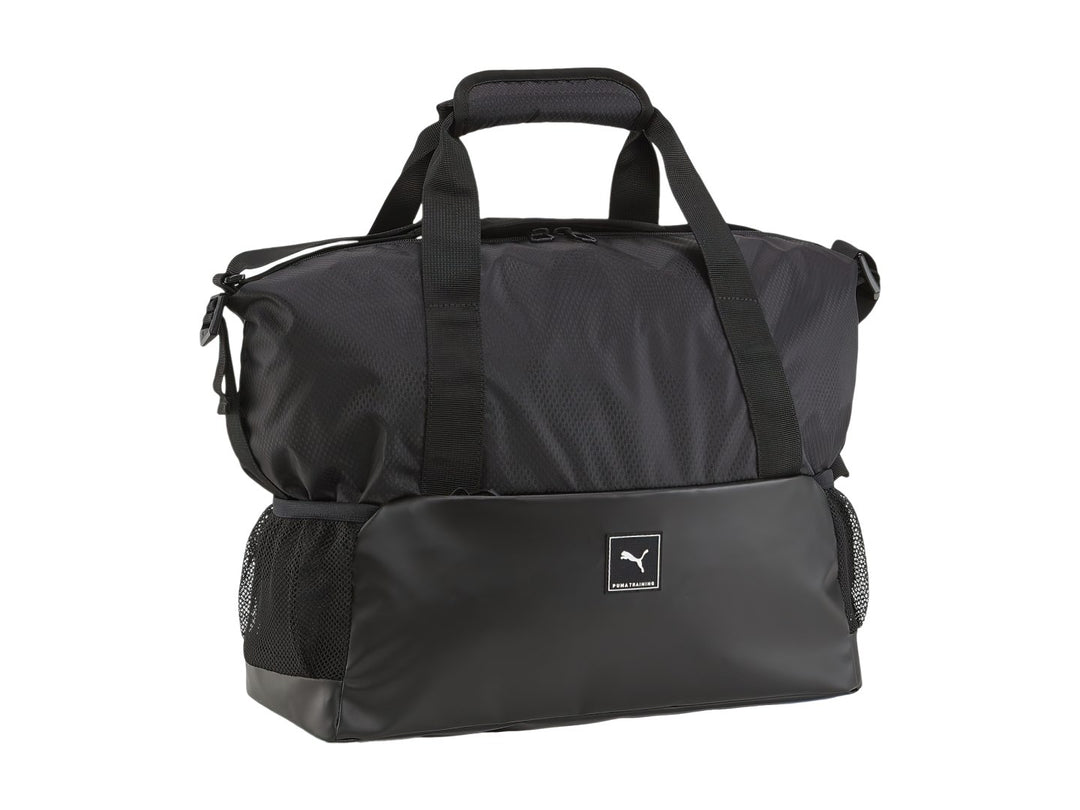 Bolsa deportiva PUMA color negro con asas superiores y bolsillos laterales de malla.