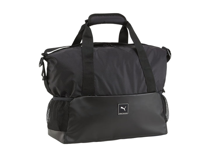 Bolsa deportiva PUMA color negro con asas superiores y bolsillos laterales de malla.
