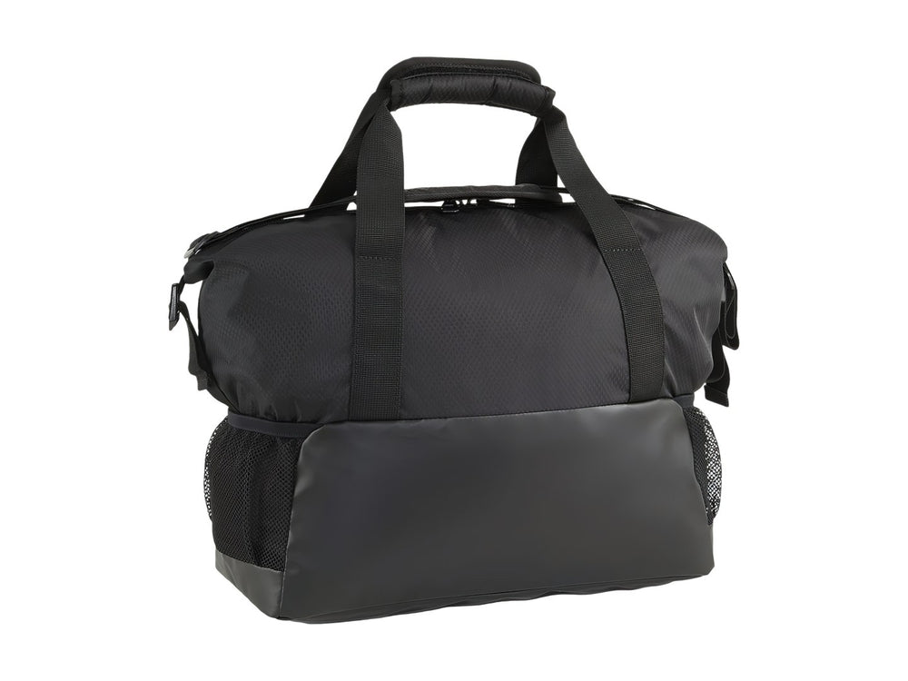 Bolsa deportiva PUMA color negro con asas superiores y bolsillos laterales de malla.