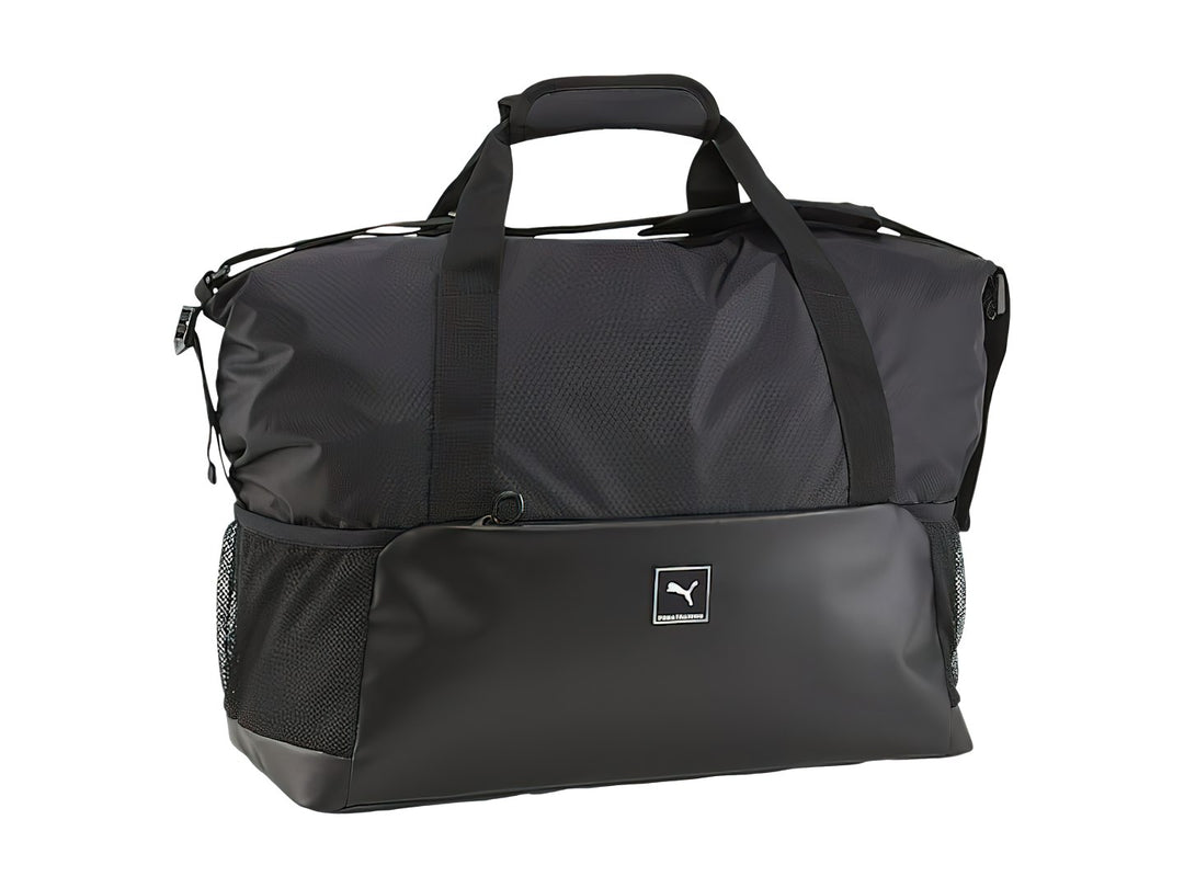 Bolsa deportiva Puma color negro con asas superiores y bolsillos laterales de malla.