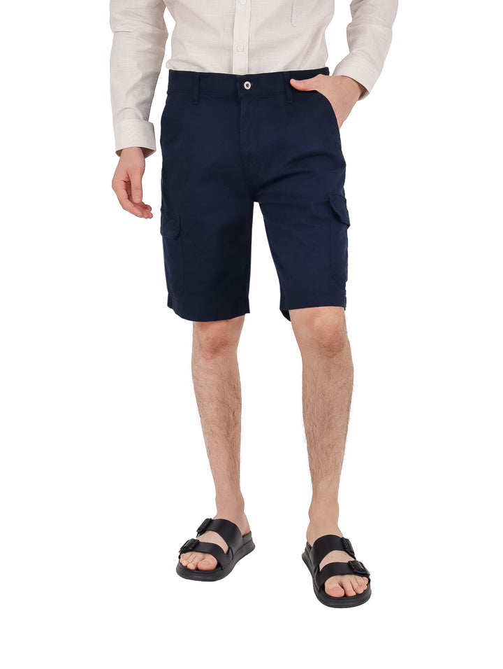 Hombre vistiendo bermudas cargo color marino de la marca Lee.