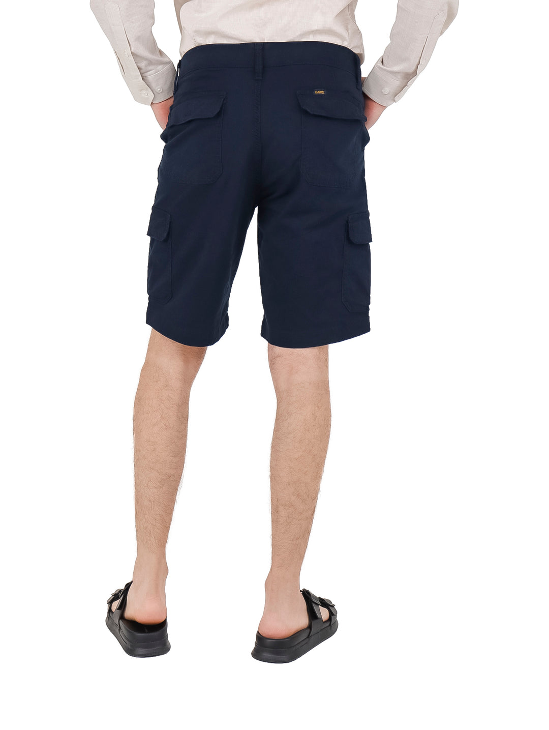 Hombre vistiendo bermudas cargo color marino de la marca Lee.