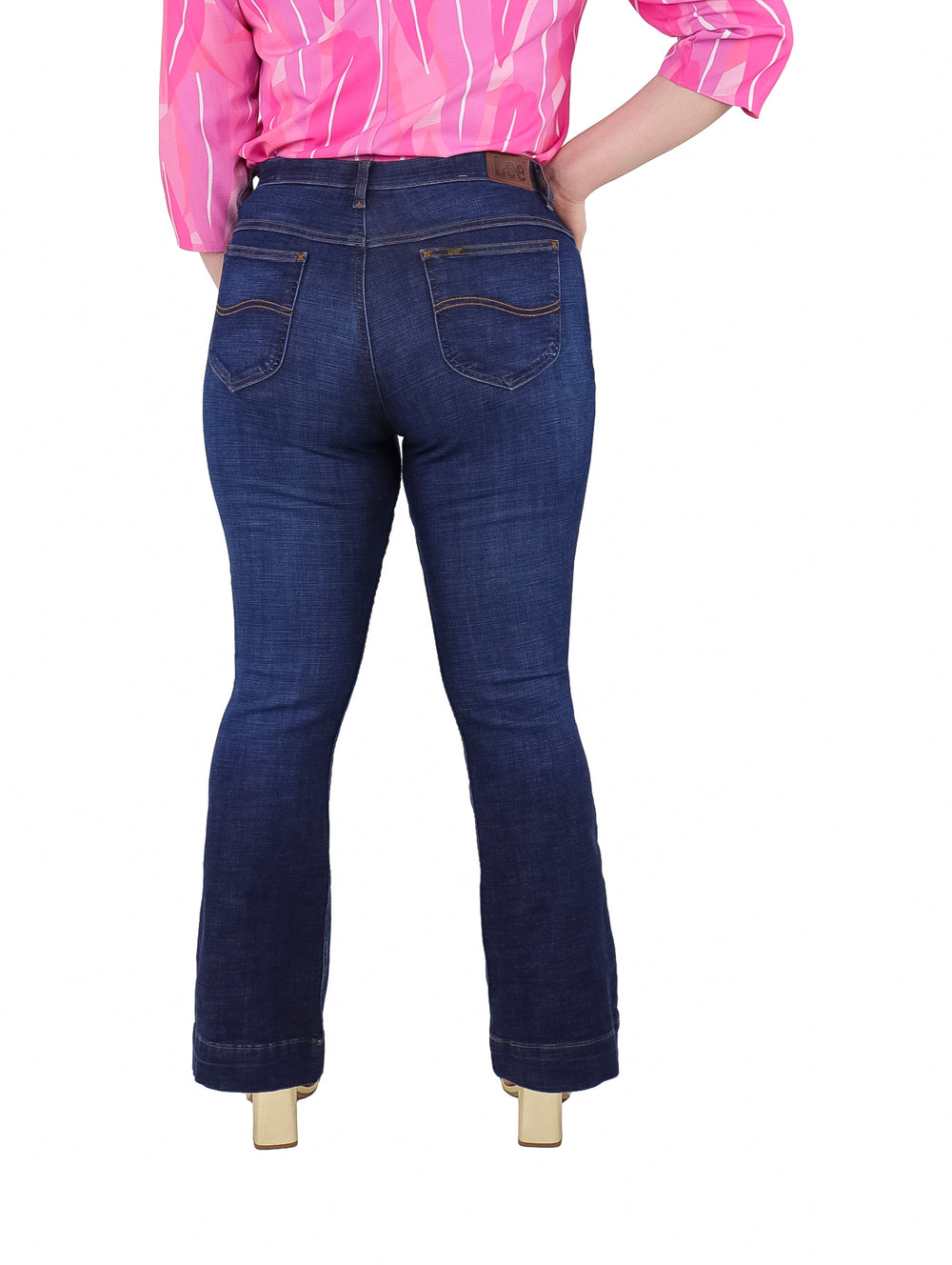 Pantalones LEE de mezclilla azul oscuro con corte acampanado.