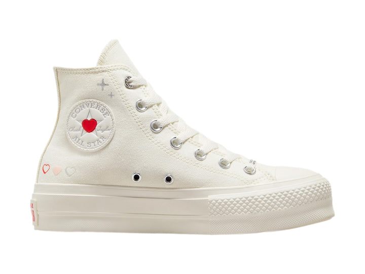 Tenis Converse Chuck Taylor All Star Lift Hi en color blanco hueso con detalles de corazones rojos y suela elevada.