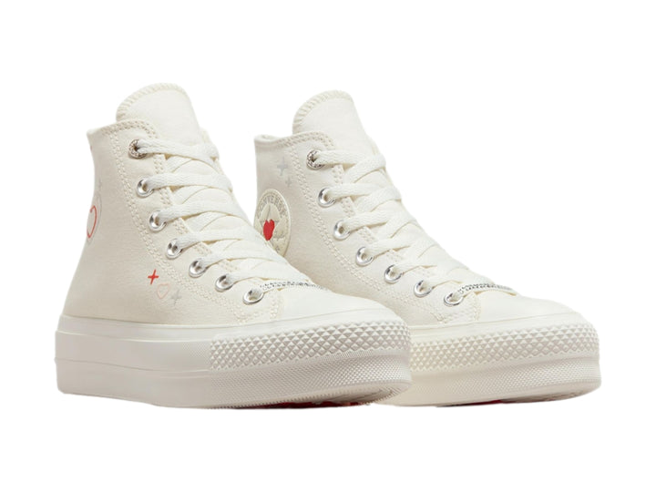 Tenis Converse Chuck Taylor All Star Lift Hi en color blanco hueso con detalles de corazones rojos y suela elevada.