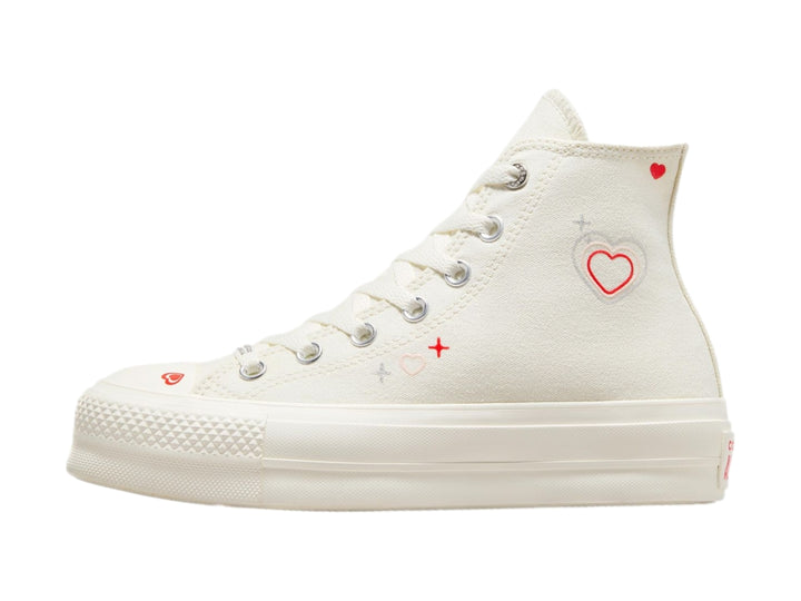 Tenis Converse Chuck Taylor All Star Lift Hi en color blanco hueso con detalles de corazones rojos y suela elevada.